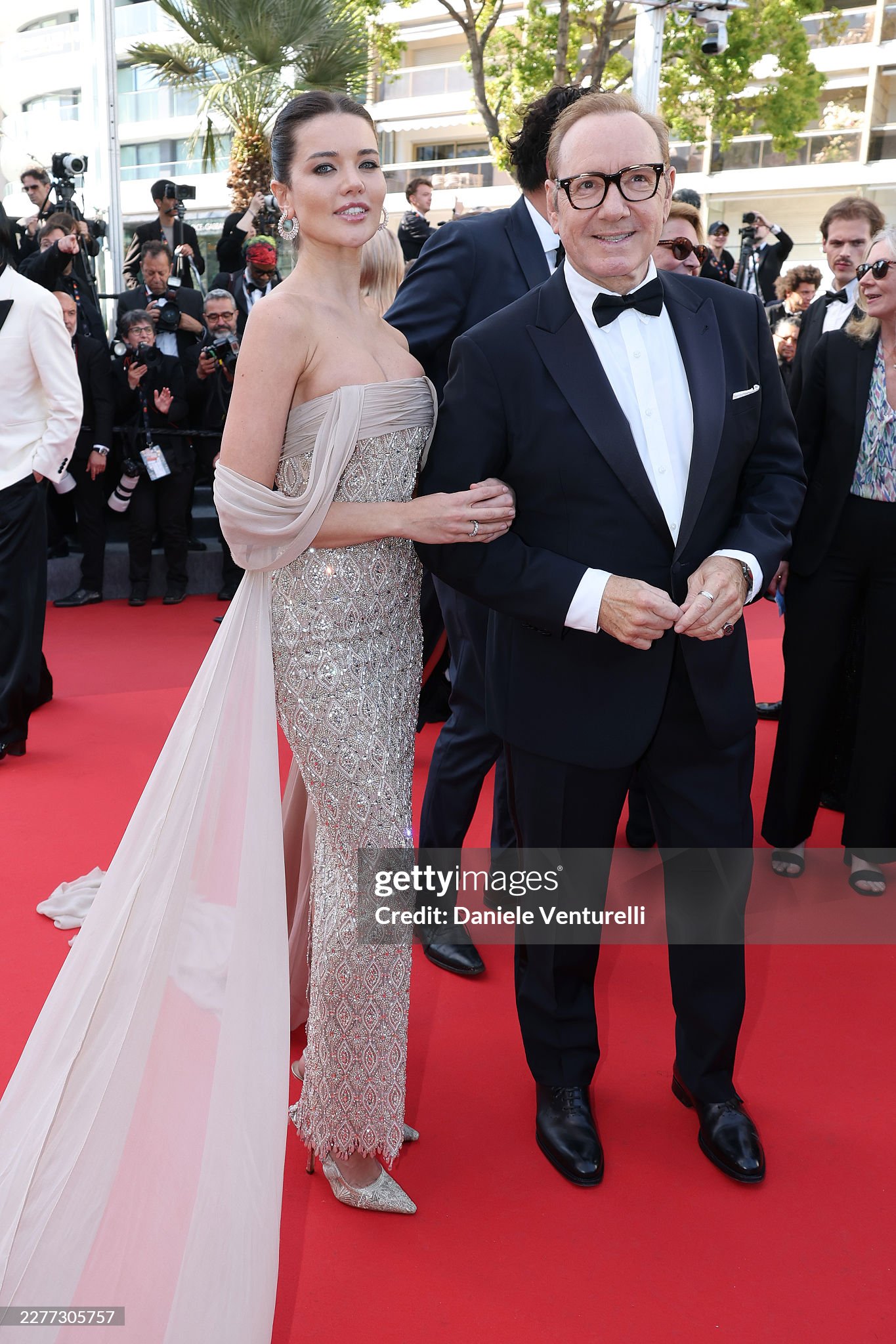 LHP Cannes ngày 9: Bella Hadid hở bạo "chặt chém", ca sĩ Trung Quốc 18 tuổi "đại náo" thảm đỏ- Ảnh 22.
