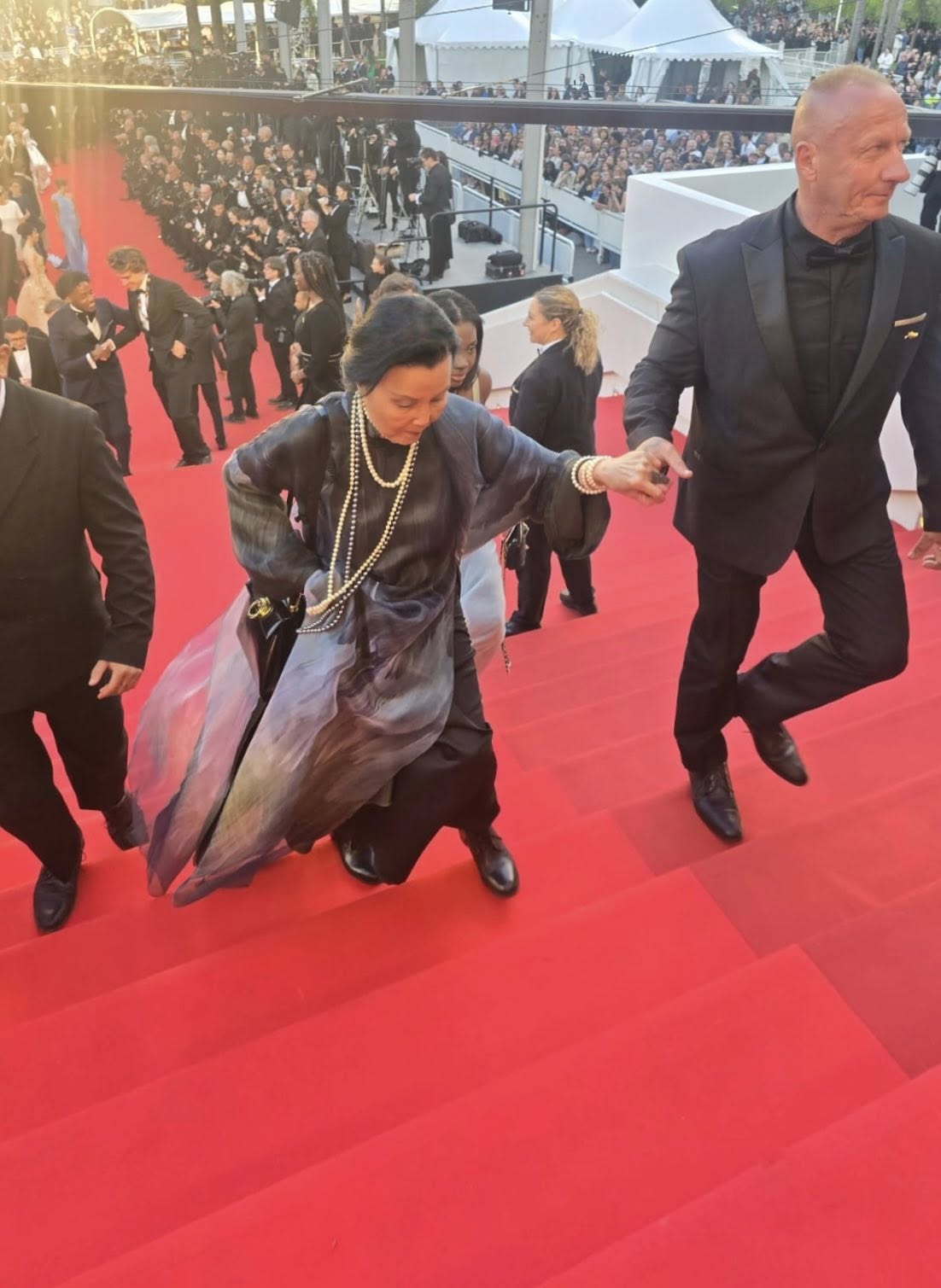 Tuyệt sắc giai nhân Việt tỏa sáng với áo dài trên thảm đỏ Cannes 2026, diễn xuất đỉnh cao được Hollywood vinh danh- Ảnh 2.