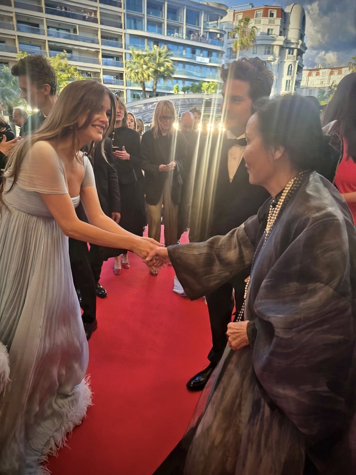 Tuyệt sắc giai nhân Việt tỏa sáng với áo dài trên thảm đỏ Cannes 2026, diễn xuất đỉnh cao được Hollywood vinh danh- Ảnh 3.