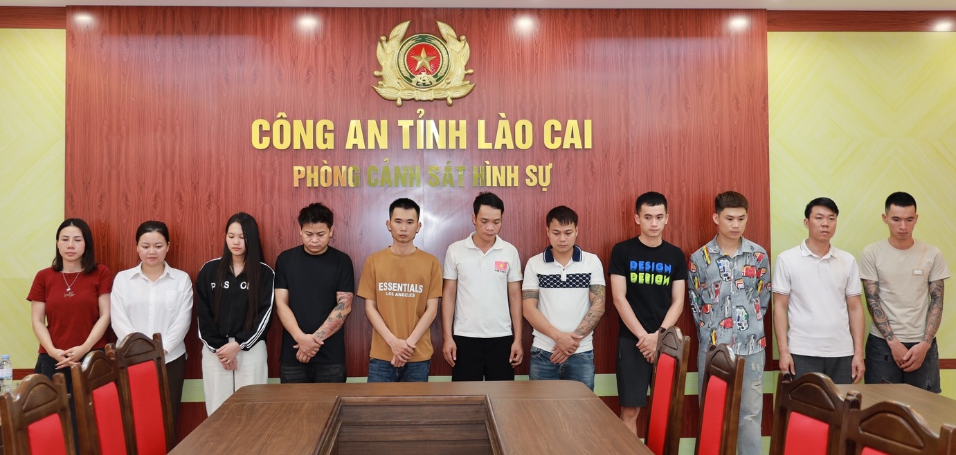 50 cảnh sát đồng loạt kiểm tra, bắt giữ 11 Youtuber: Thu 3 ô tô, phong tỏa 8 tài khoản ngân hàng- Ảnh 2.