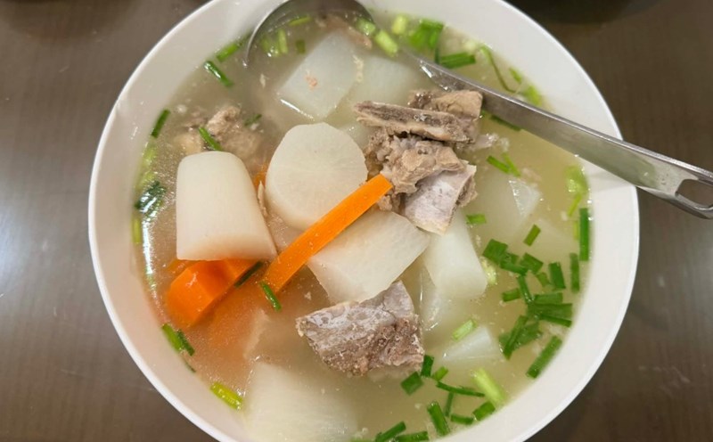 Ăn sống thải độc, nấu chín tốt cho phổi, hầm kỹ bổ dạ dày: Loại củ được ví như "nhân sâm trắng" của người Việt - Ảnh 1.