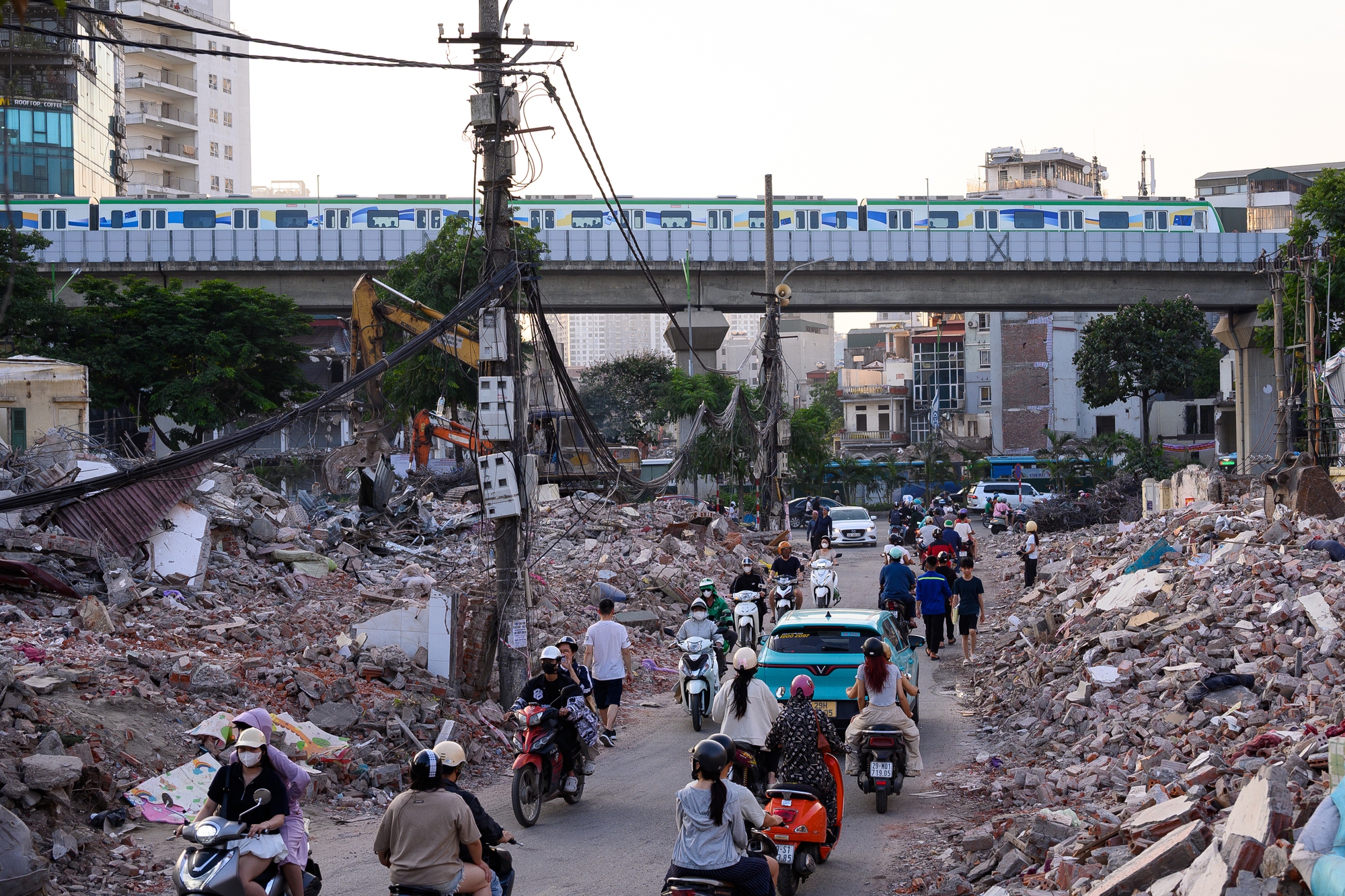 Hà Nội: Nhà “một cột” chênh vênh giữa đại công trường Vành đai 2,5 gây chú ý- Ảnh 1.