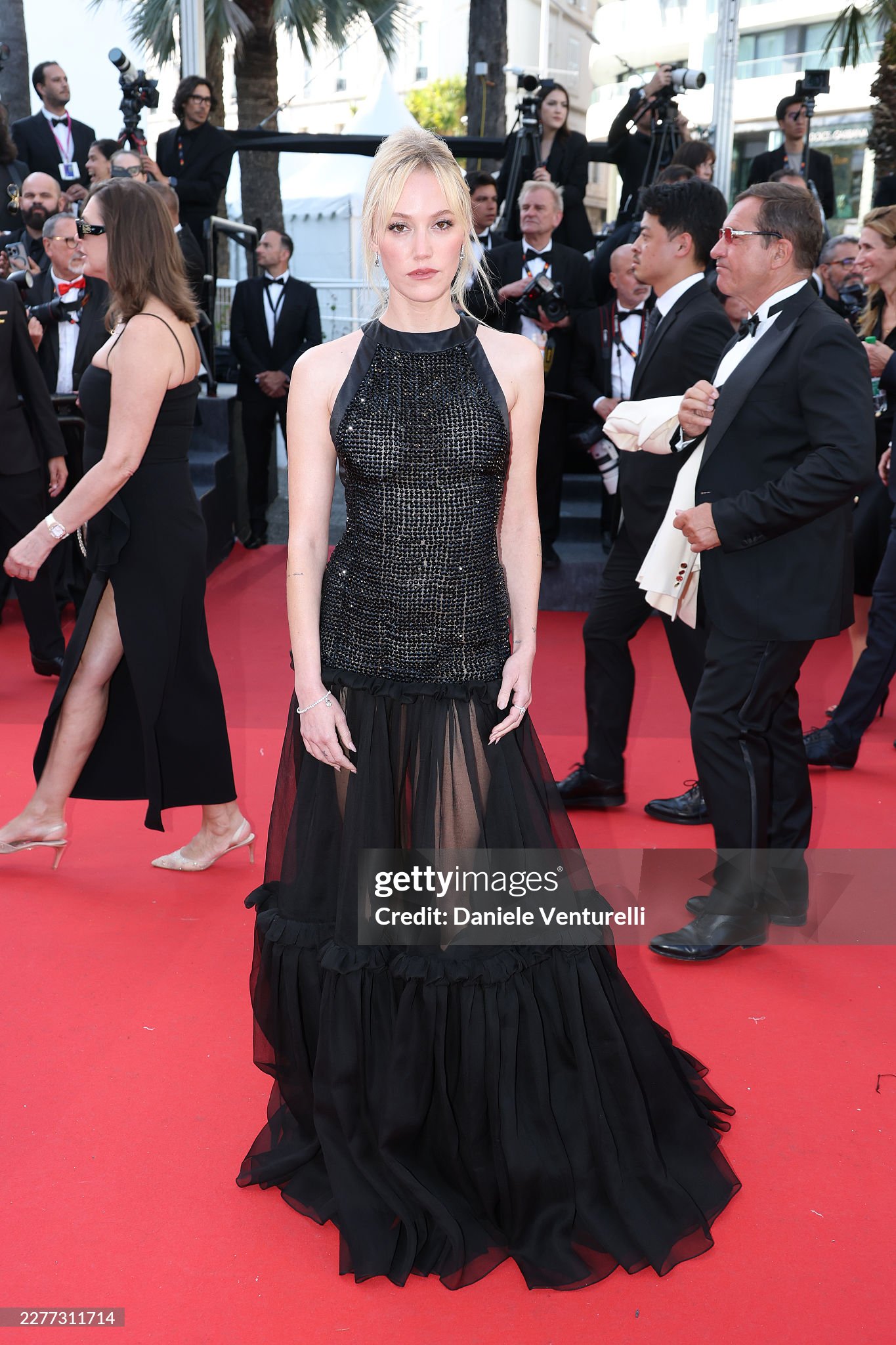 LHP Cannes ngày 9: Bella Hadid hở bạo "chặt chém", ca sĩ Trung Quốc 18 tuổi "đại náo" thảm đỏ- Ảnh 27.