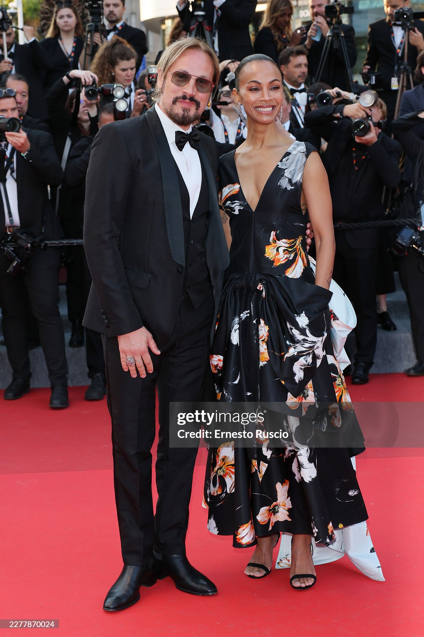 Thảm đỏ bế mạc Cannes 2026: "Thiên thần nội y" tóc hồng chiếm trọn spotlight, sao phim Avatar tình tứ hôn chồng- Ảnh 13.
