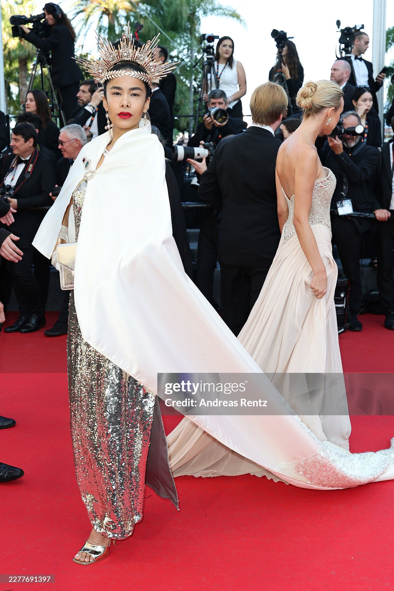 Thảm đỏ Cannes ngày 11: Eva Longoria đọ sắc Hoa hậu Thế giới, "tiên nữ" ôm bình hoa át cả biểu tượng Ý- Ảnh 22.