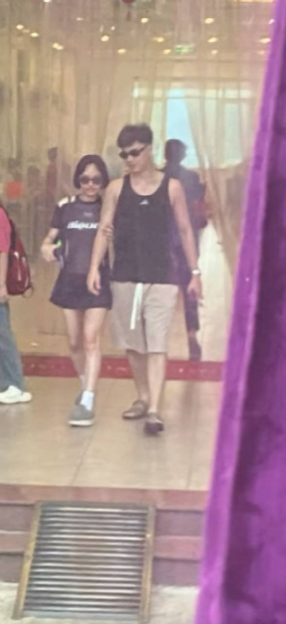 Thực hư tấm ảnh Miu Lê diện áo điệu đà, đi cùng bạn trai trước khi dương tính với ma túy- Ảnh 2.