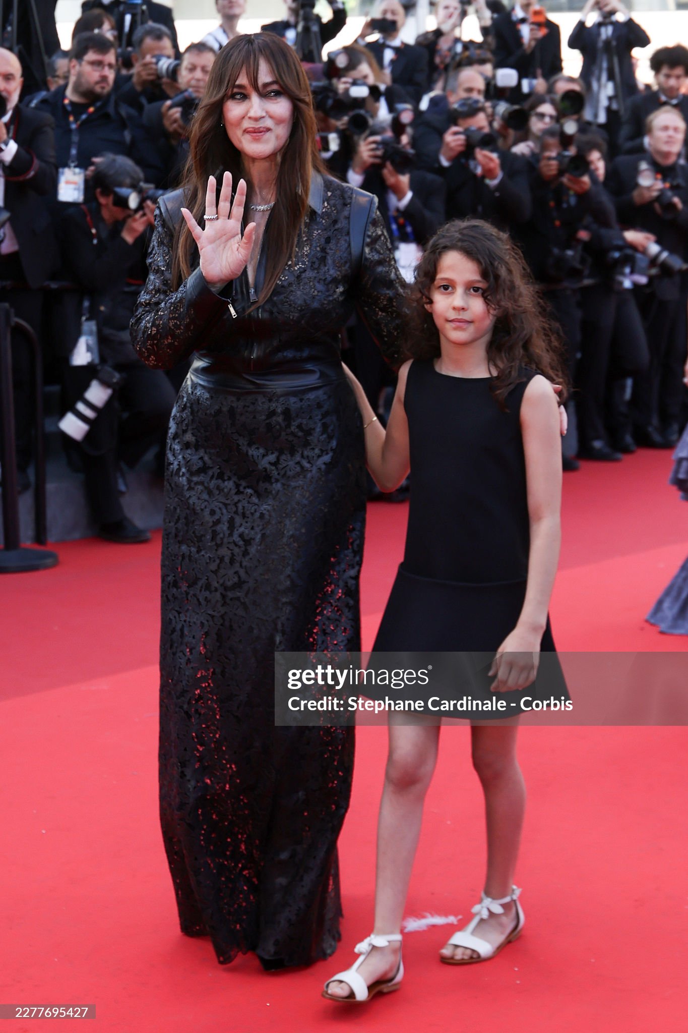 Thảm đỏ Cannes ngày 11: Eva Longoria đọ sắc Hoa hậu Thế giới, "tiên nữ" ôm bình hoa át cả biểu tượng Ý- Ảnh 12.
