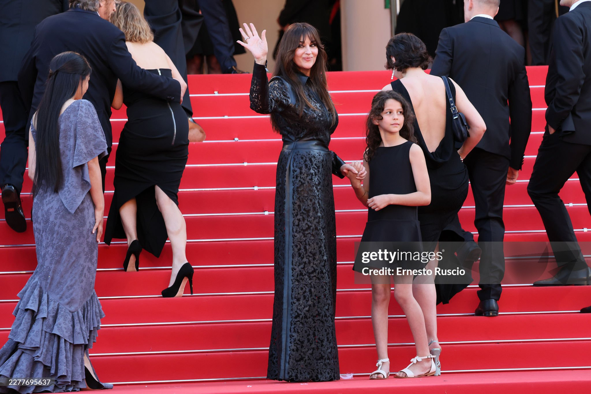 Thảm đỏ Cannes ngày 11: Eva Longoria đọ sắc Hoa hậu Thế giới, "tiên nữ" ôm bình hoa át cả biểu tượng Ý- Ảnh 13.