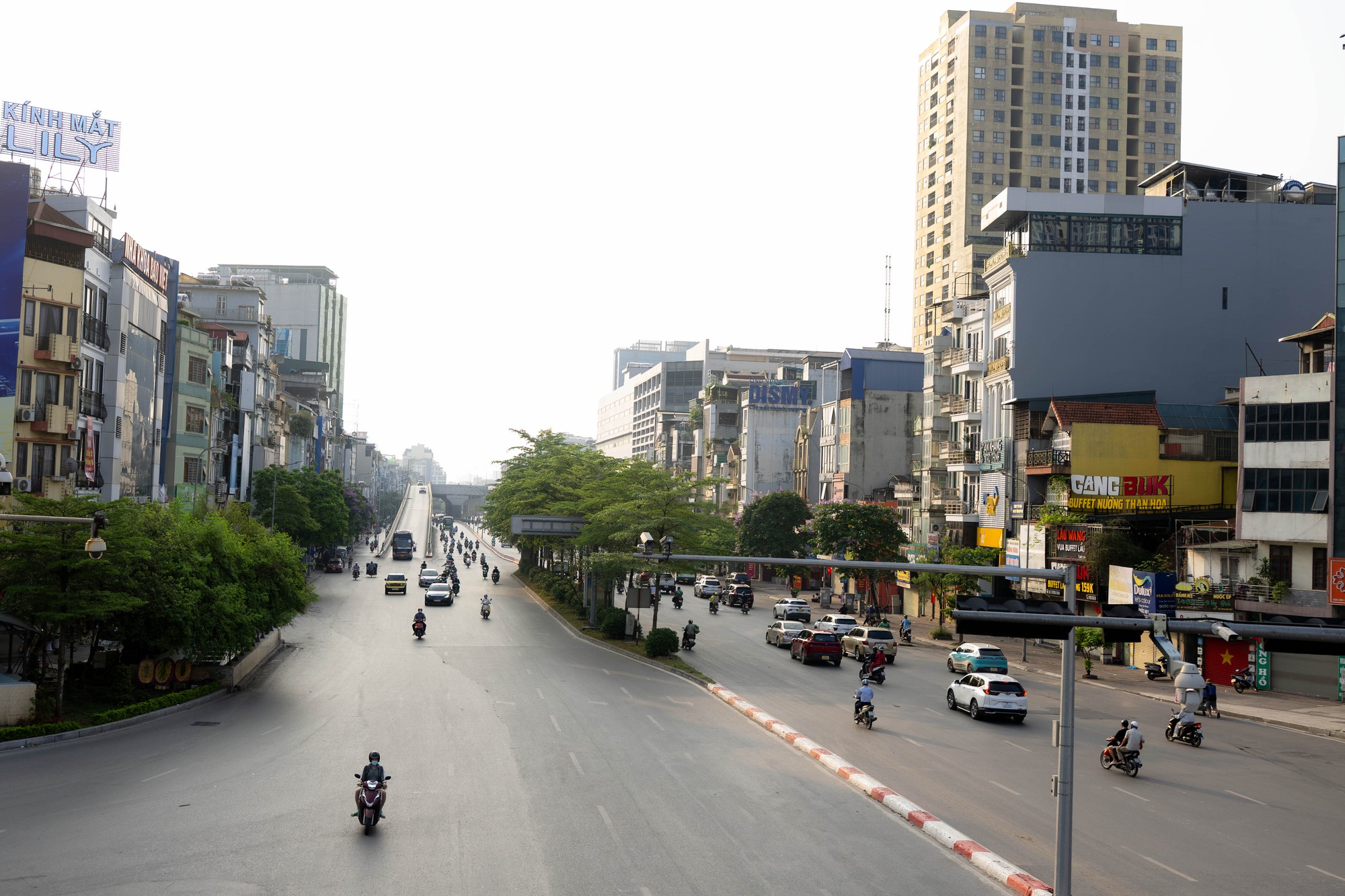 Cảnh hiếm gặp ở Hà Nội: Đường rộng thênh thang trong giờ cao điểm 1/5- Ảnh 9.