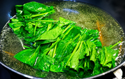 Ung thư phổi ở phụ nữ tăng đáng báo động - 90% bệnh nhân chưa từng hút thuốc: 4 “quả bom nổ chậm” nhiều phụ nữ ngày nào cũng hít phải - Ảnh 3.