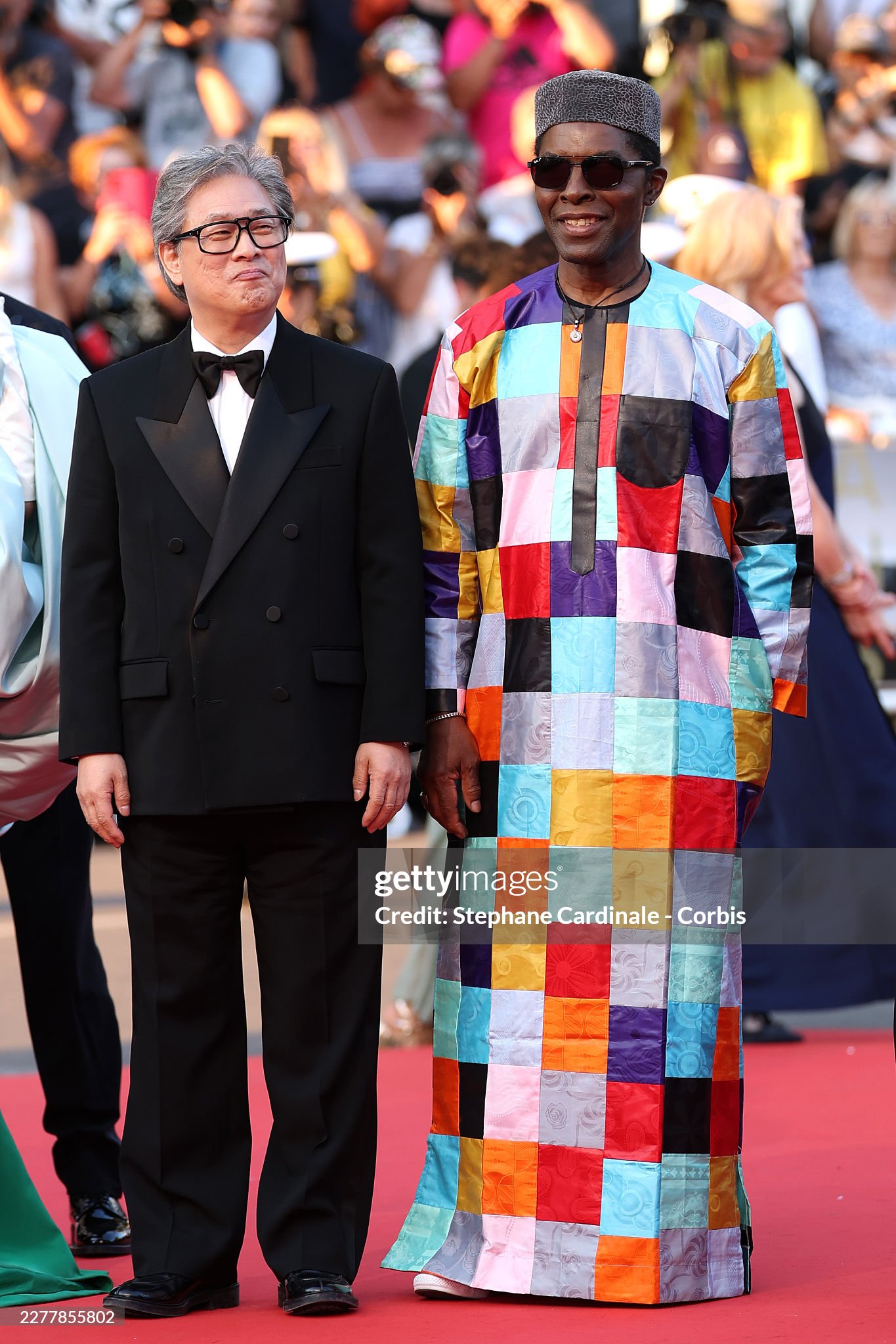 Thảm đỏ bế mạc Cannes 2026: "Thiên thần nội y" tóc hồng chiếm trọn spotlight, sao phim Avatar tình tứ hôn chồng- Ảnh 37.