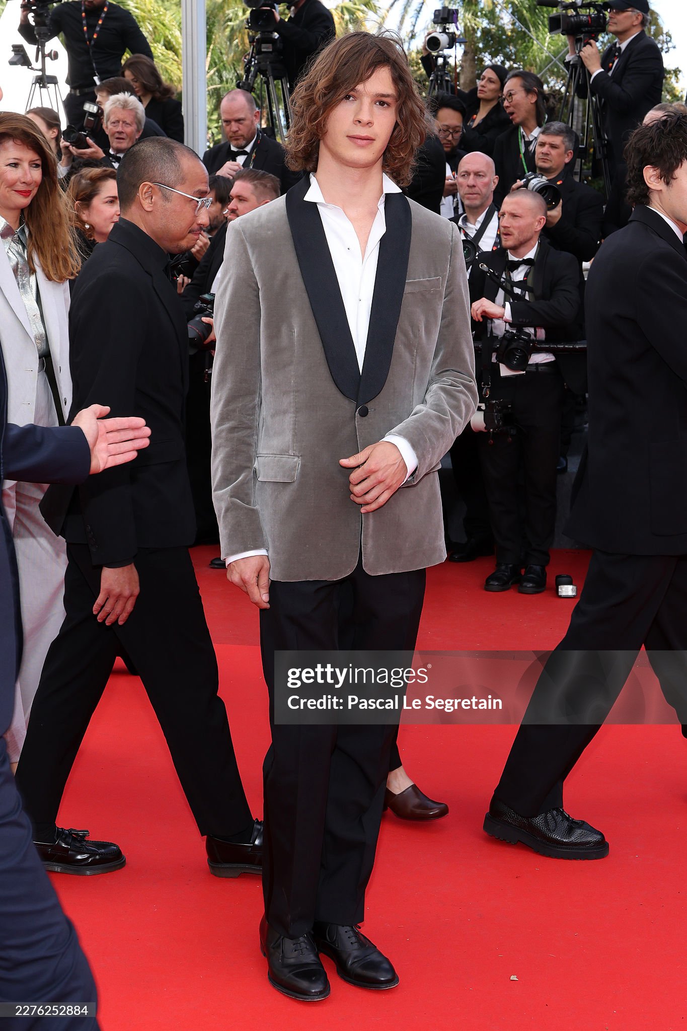 Thảm đỏ Cannes ngày 3: Châu Dã - Viên San San đại chiến visual, Win Metawin điển trai ngút ngàn- Ảnh 51.
