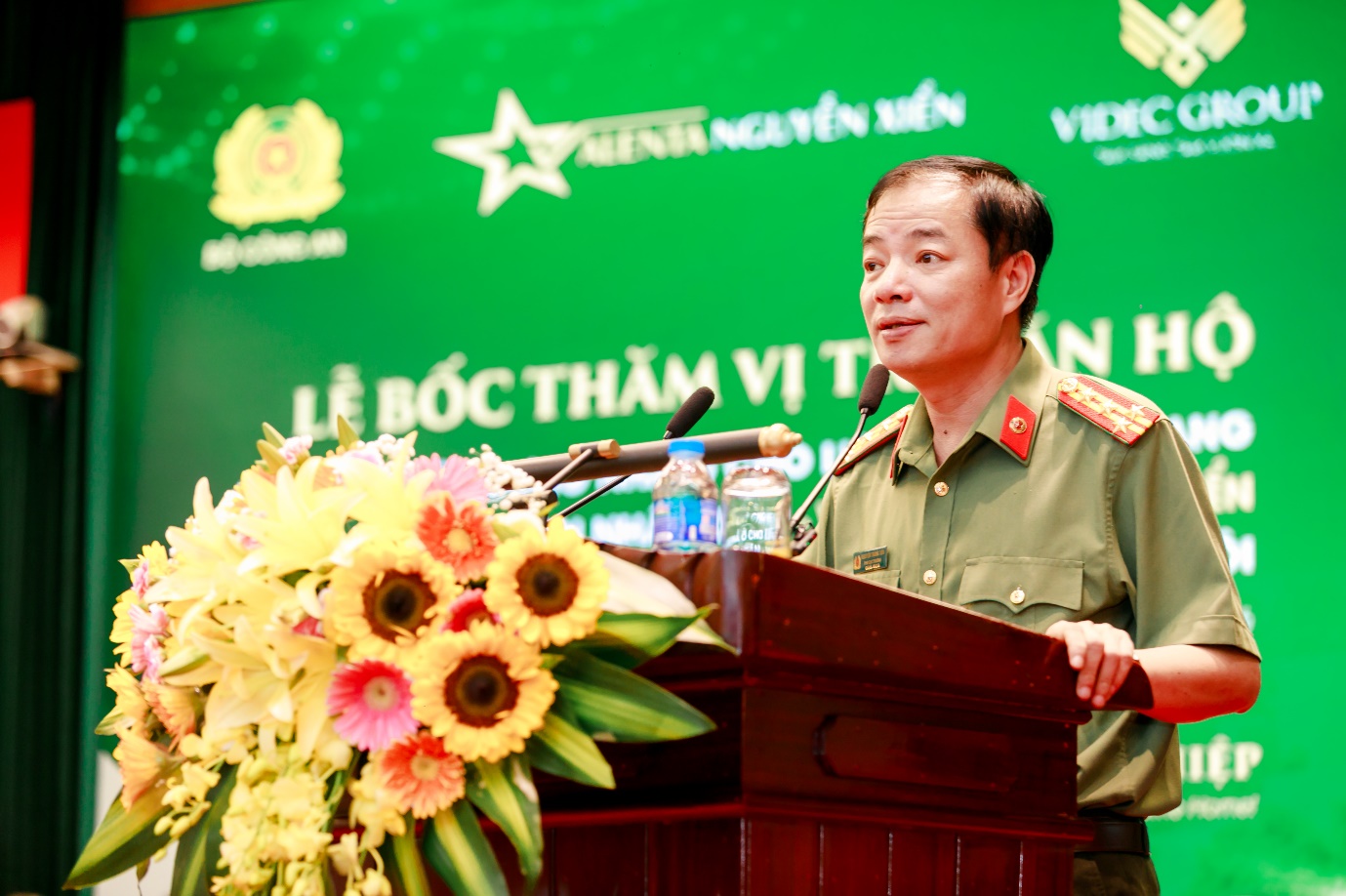 Valenta Nguyễn Xiển minh bạch bốc thăm căn hộ cho chiến sĩ CAND - Ảnh 1.