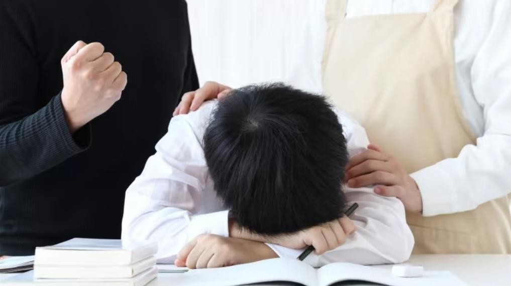 Trẻ dễ mắc lo âu, trầm cảm vì áp lực thi cử: Cha mẹ cần làm gì?- Ảnh 1. Trẻ dễ mắc lo âu, trầm cảm vì áp lực thi cử: Cha mẹ cần làm gì?- Ảnh 1.