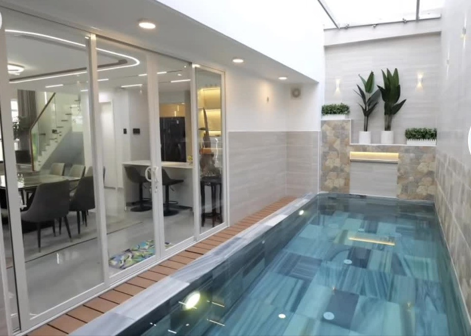 Cặp đôi quyền lực showbiz ở biệt thự ngoại ô sang như resort 5*: Sân thượng rộng đến mức có thể đạp xe, hồ bơi riêng trong khuôn viên nhà- Ảnh 11.
