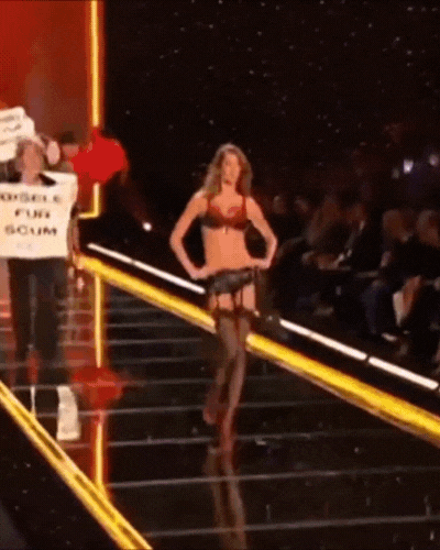Thiên thần Victoria's Secret kiếm 3 tỷ mỗi ngày, từng bật khóc trên sàn diễn vì phải để ngực trần catwalk- Ảnh 9.
