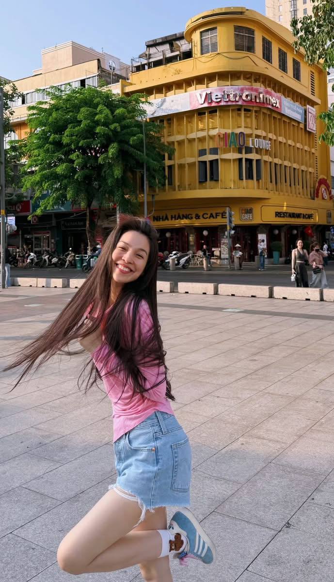 Đẳng cấp nhan sắc không chỉnh sửa của mỹ nhân Vbiz: 45 tuổi khoe da nâu, dáng nuột, mặt không thấy điểm nào lão hoá- Ảnh 8.
