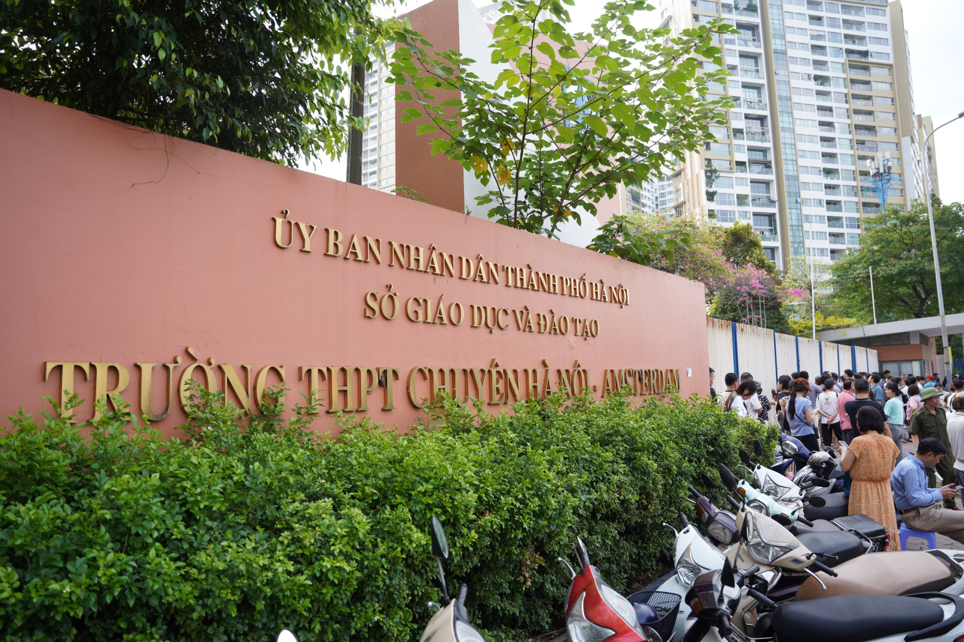 Hết giờ làm bài môn Văn thi vào lớp 10 Hà Nội: Đề bàn về thực trạng