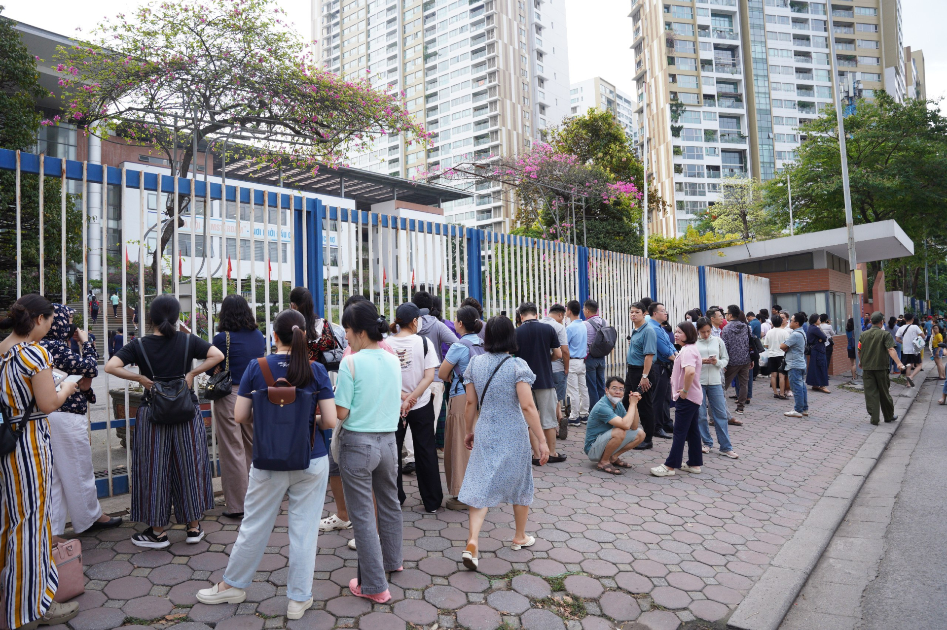 Hết giờ làm bài môn Văn thi vào lớp 10 Hà Nội: Đề bàn về thực trạng
