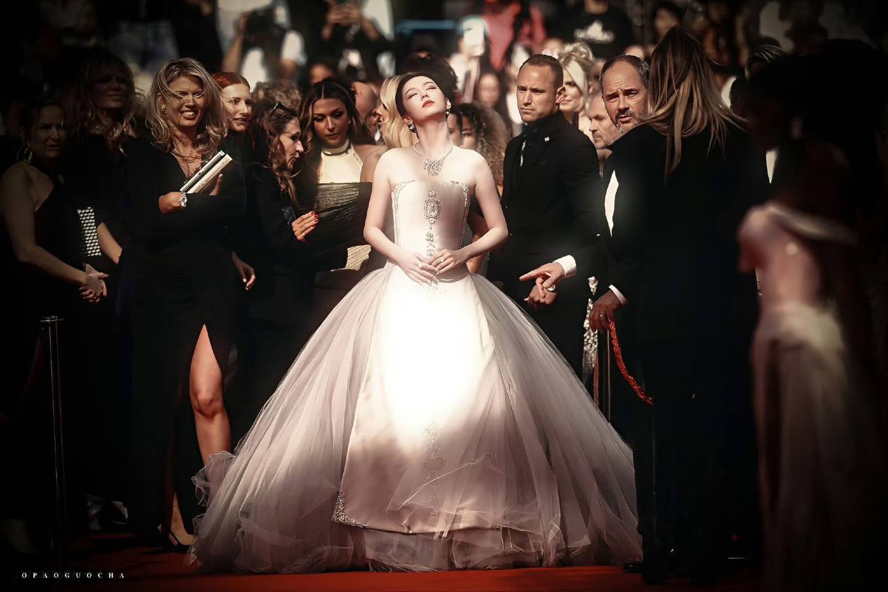 Đại sứ Dior vừa đẹp “phong thần” ở Cannes đã bị chê mặt sưng, da xệ khi về nước- Ảnh 9.