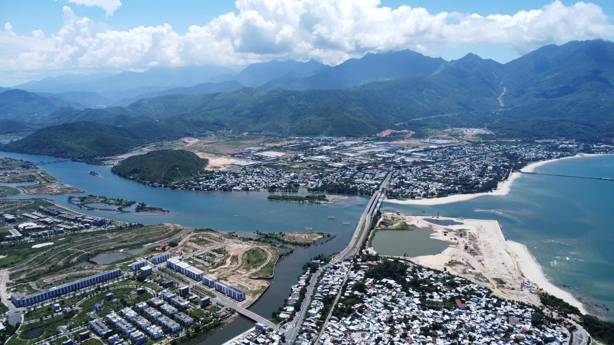 Đà Nẵng công bố dự án du lịch lớn kêu gọi đầu tư 2026 - Ảnh 1. Đà Nẵng công bố dự án du lịch lớn kêu gọi đầu tư 2026 - Ảnh 1.