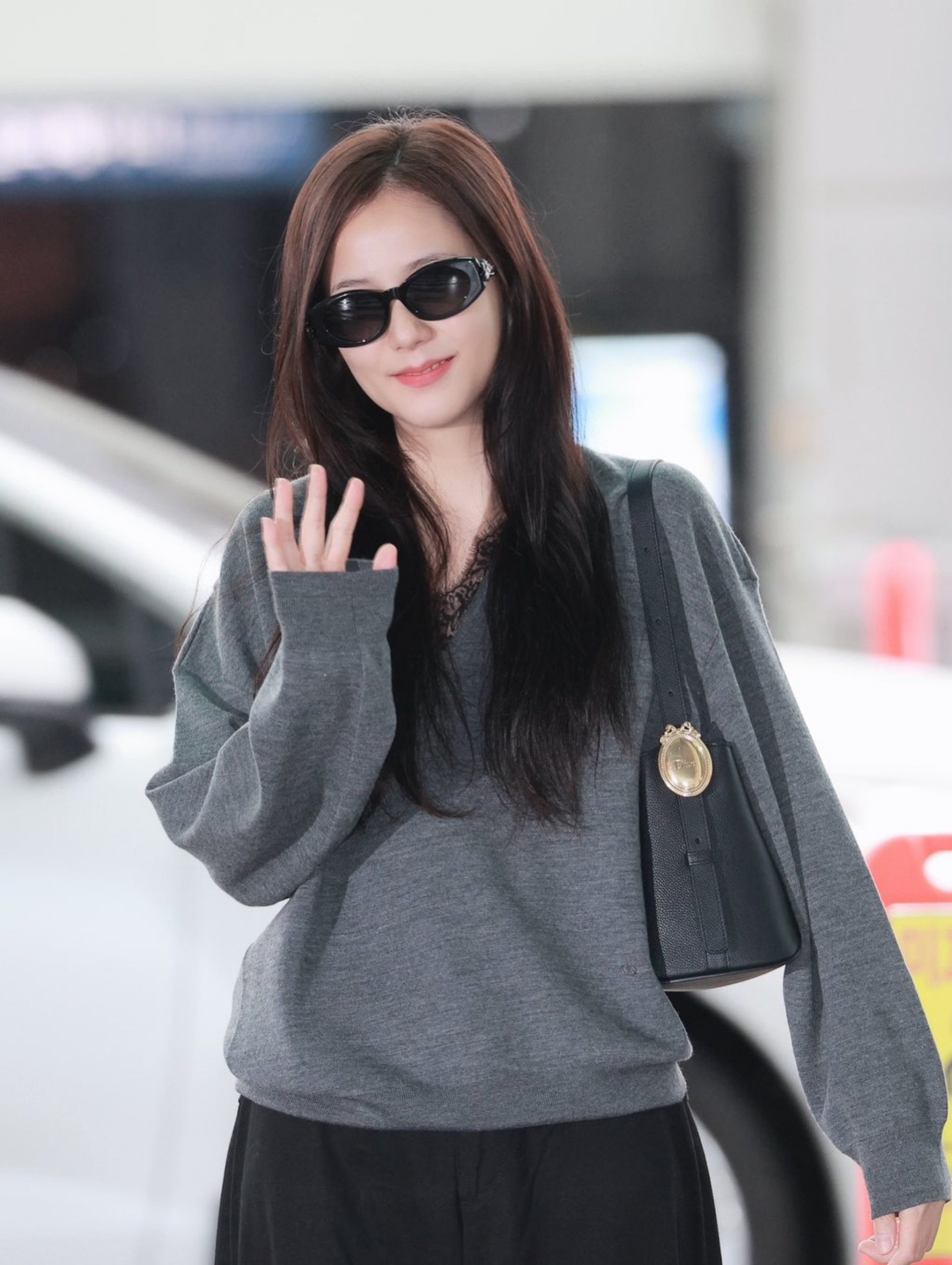 Sau cô bồi bàn, Dior cho Jisoo thành "mẹ chồng" với diện mạo mới- Ảnh 1.