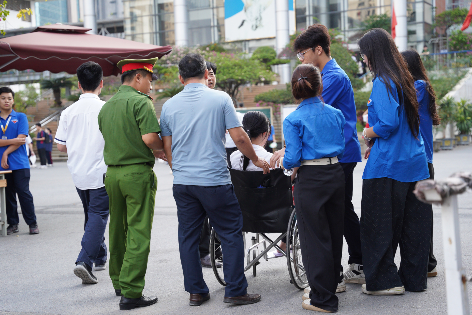 Hết giờ làm bài môn Văn thi vào lớp 10 Hà Nội: Đề bàn về thực trạng