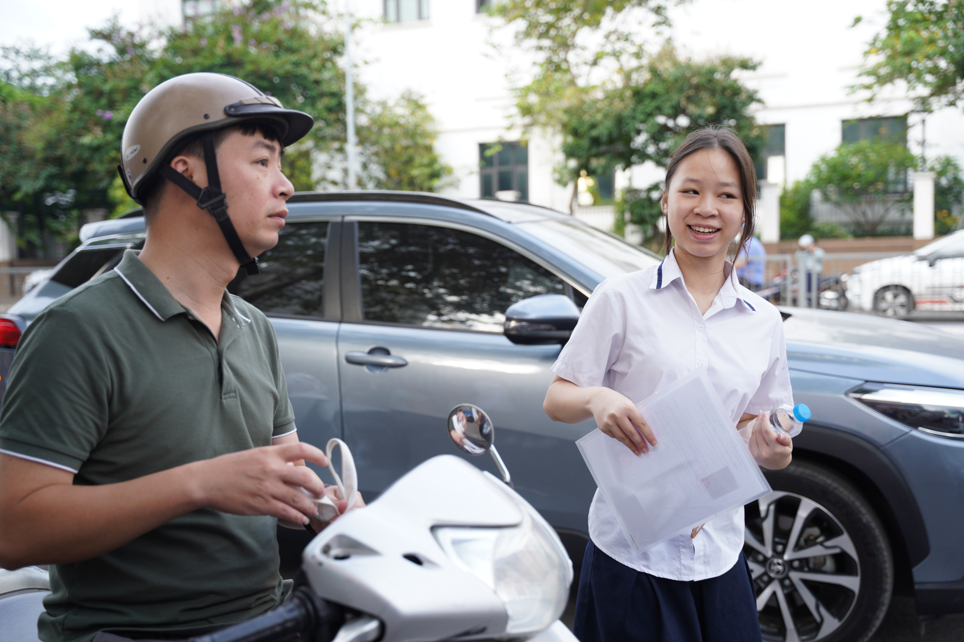 Hết giờ làm bài môn Văn thi vào lớp 10 Hà Nội: Đề bàn về thực trạng