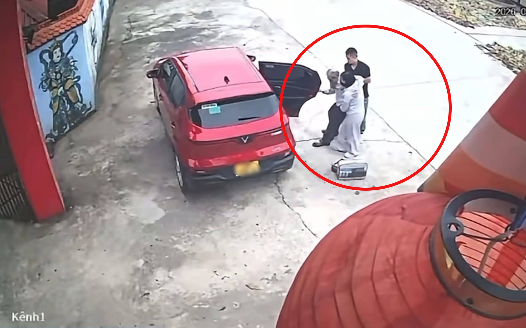 Vụ cụ ông bị bỏ trước cổng chùa ở Hải Phòng: Gia đình nói có “khổ tâm riêng” - Ảnh 1.
