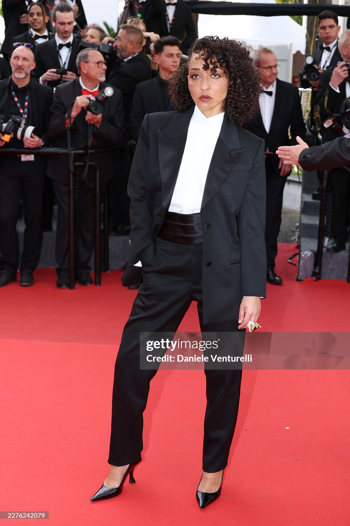 Thảm đỏ Cannes ngày 3: Châu Dã - Viên San San đại chiến visual, Win Metawin điển trai ngút ngàn- Ảnh 43.