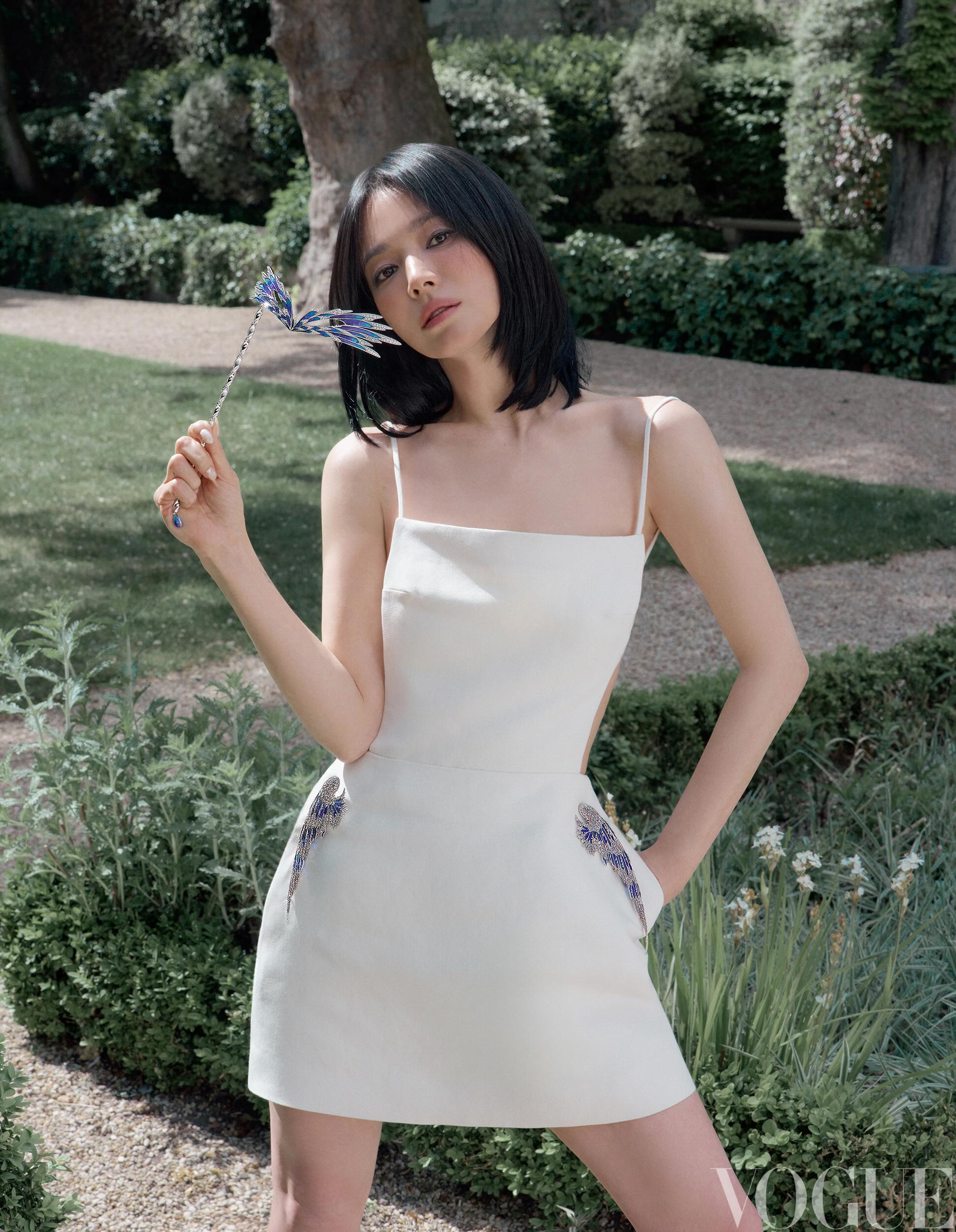 Song Hye Kyo đổi kiểu tóc, dân mạng lại chỉ ngắm làn da: 44 tuổi vẫn trong veo như ngọc nhờ 1 mẹo ngăn tia UV không cần bôi đắp - Ảnh 1.