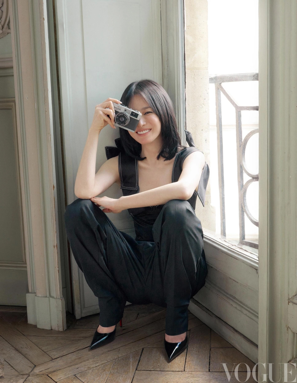 Song Hye Kyo đổi kiểu tóc, dân mạng lại chỉ ngắm làn da: 44 tuổi vẫn trong veo như ngọc nhờ 1 mẹo ngăn tia UV không cần bôi đắp - Ảnh 2.