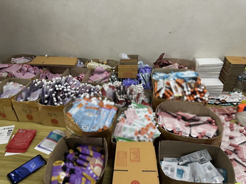 Đột kích 5 căn nhà, công an phát hiện đường dây sản xuất mỹ phẩm giả do người Trung Quốc điều hành, tịch thu hơn 700.000 sản phẩm- Ảnh 3. Đột kích 5 căn nhà, công an phát hiện đường dây sản xuất mỹ phẩm giả do người Trung Quốc điều hành, tịch thu hơn 700.000 sản phẩm- Ảnh 3.