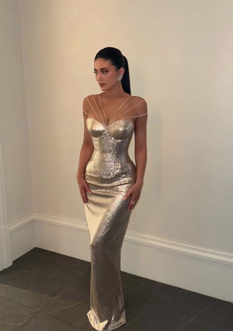 Ai cũng đang mặc váy của brand này: Kylie Jenner, Hailey Bieber đều nhiệt tình lăng xê- Ảnh 12.