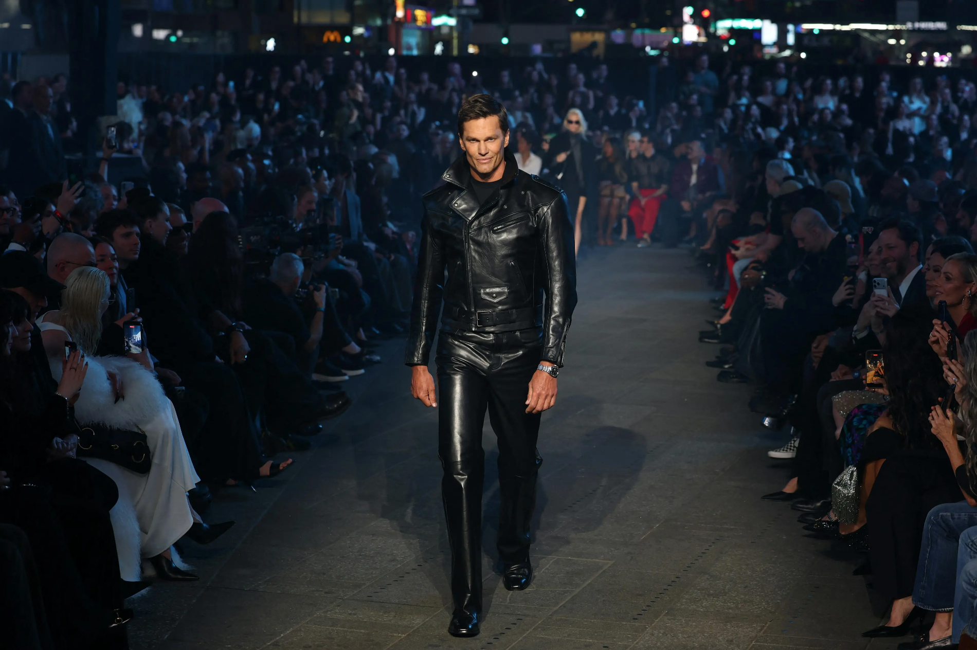 Gucci Cruise 2027: GĐST Demna làm show diễn đẹp về hình thức, nhưng nội dung khó khiến người xem hài lòng- Ảnh 2.