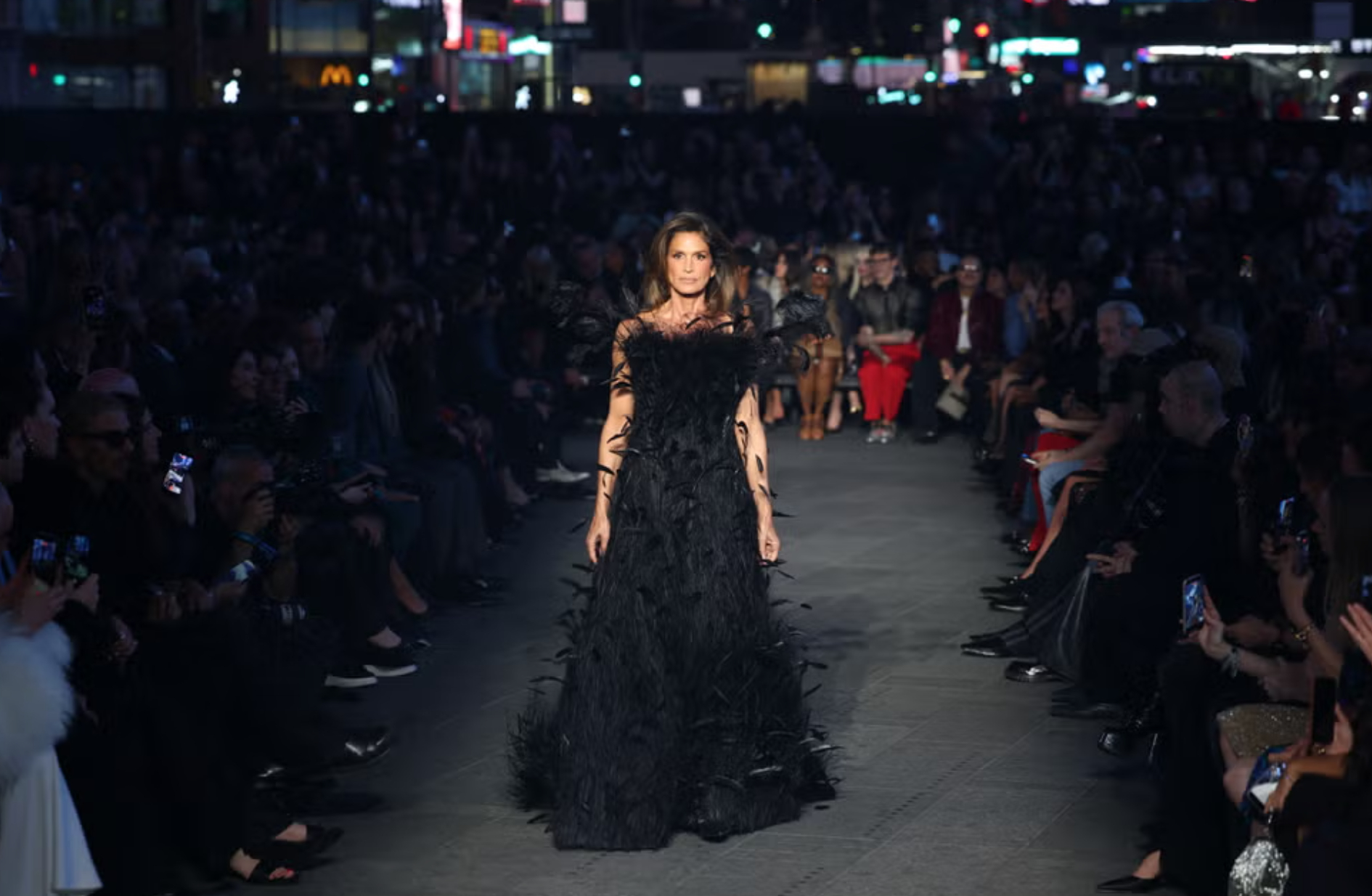 Gucci Cruise 2027: GĐST Demna làm show diễn đẹp về hình thức, nhưng nội dung khó khiến người xem hài lòng- Ảnh 16.
