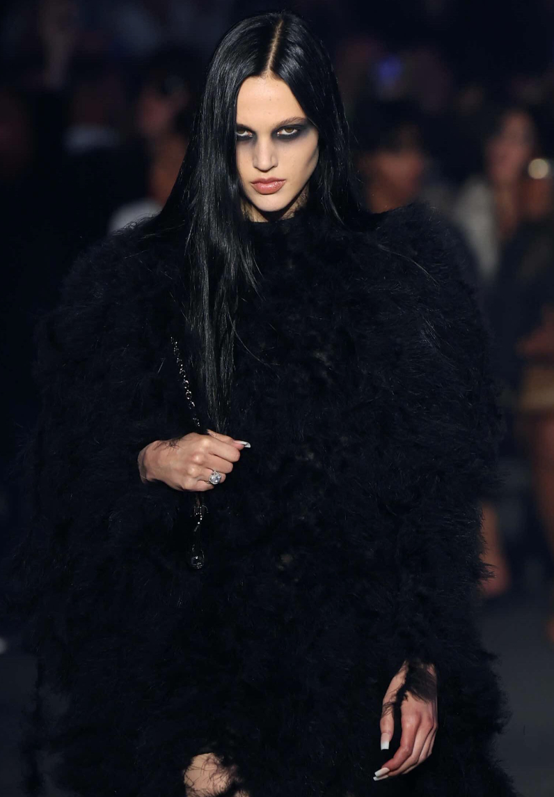 Gucci Cruise 2027: GĐST Demna làm show diễn đẹp về hình thức, nhưng nội dung khó khiến người xem hài lòng- Ảnh 8.