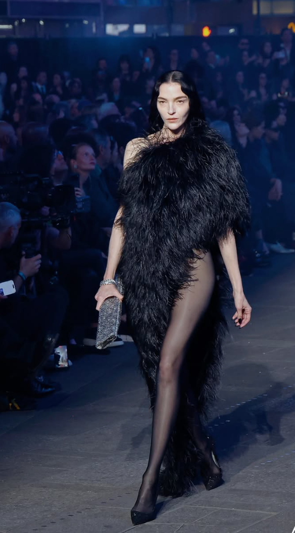 Gucci Cruise 2027: GĐST Demna làm show diễn đẹp về hình thức, nhưng nội dung khó khiến người xem hài lòng- Ảnh 15.