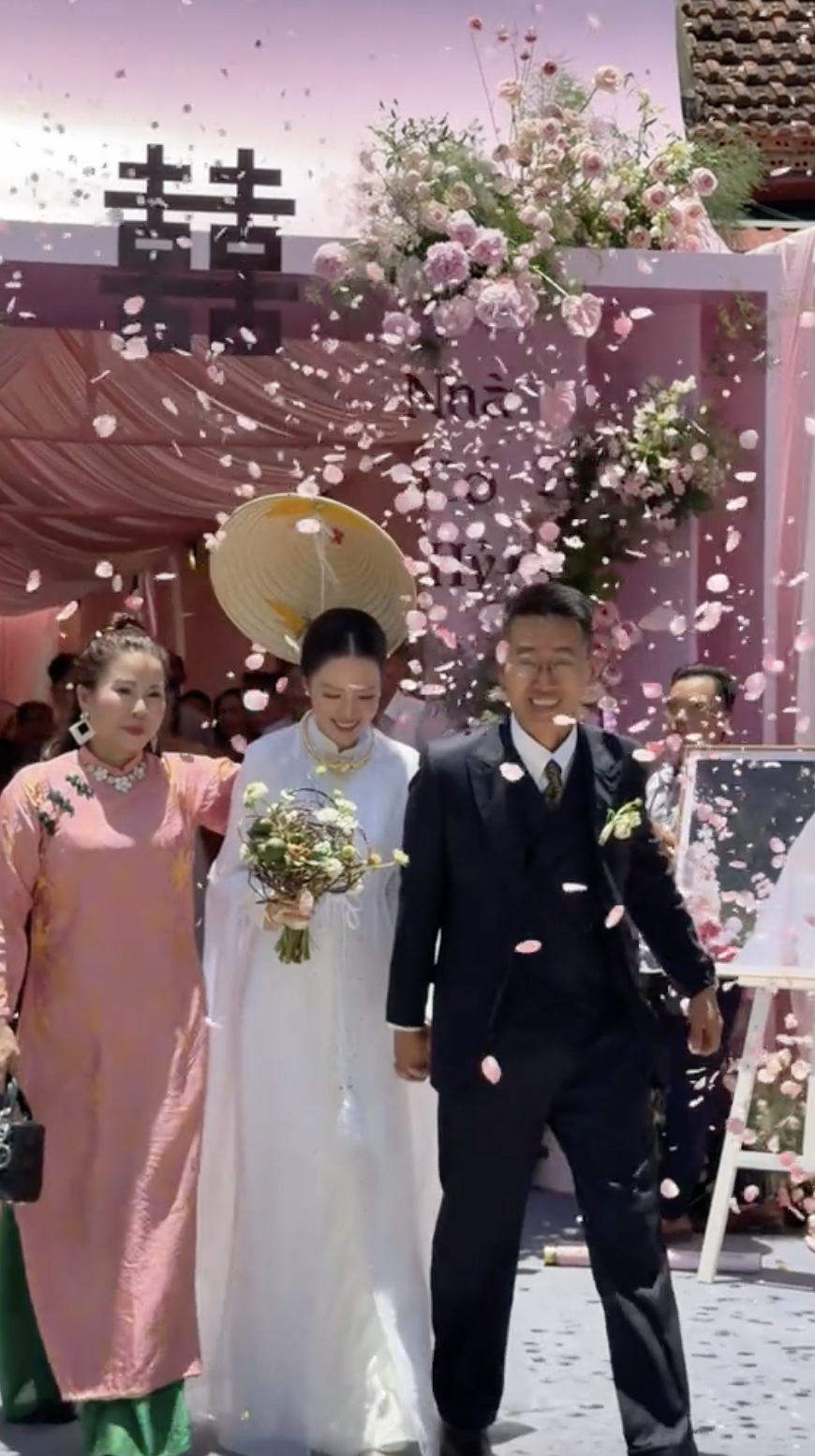 Bó hoa cưới hình tổ chim của nhiếp ảnh gia có tiếng ở Hà Nội đang gây tranh cãi - Ảnh 1.