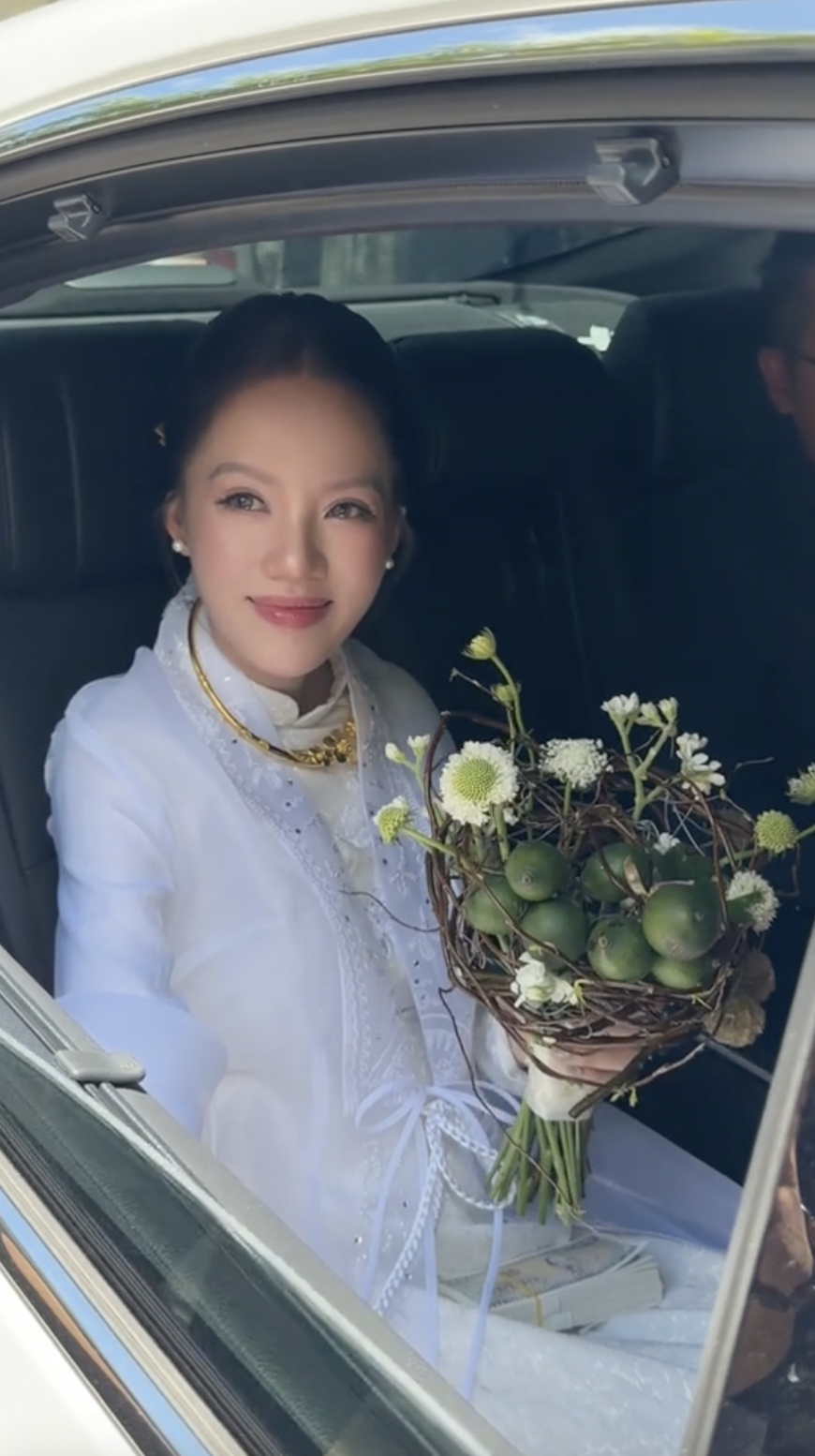 Bó hoa cưới hình tổ chim của nhiếp ảnh gia có tiếng ở Hà Nội đang gây tranh cãi - Ảnh 2.