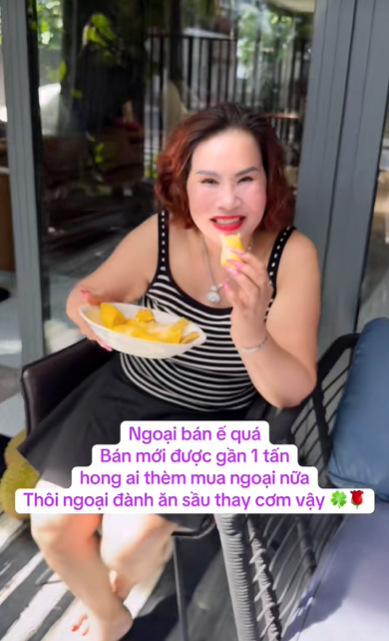 Sạp sầu riêng trước biệt thự 3 mặt tiền 80 tỷ ở Phú Mỹ Hưng gây sốt: 2h chiều đã hết sạch, chủ nhà vừa mừng vừa lo- Ảnh 4.