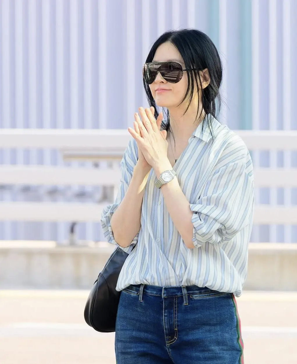 Lee Young Ae làm bùng nổ phong cách "thảnh thơi" kiểu mới: Sơ mi kẻ sọc + quần jeans + tóc đuôi ngựa thấp, vừa sang vừa trẻ ra cả chục tuổi- Ảnh 5.