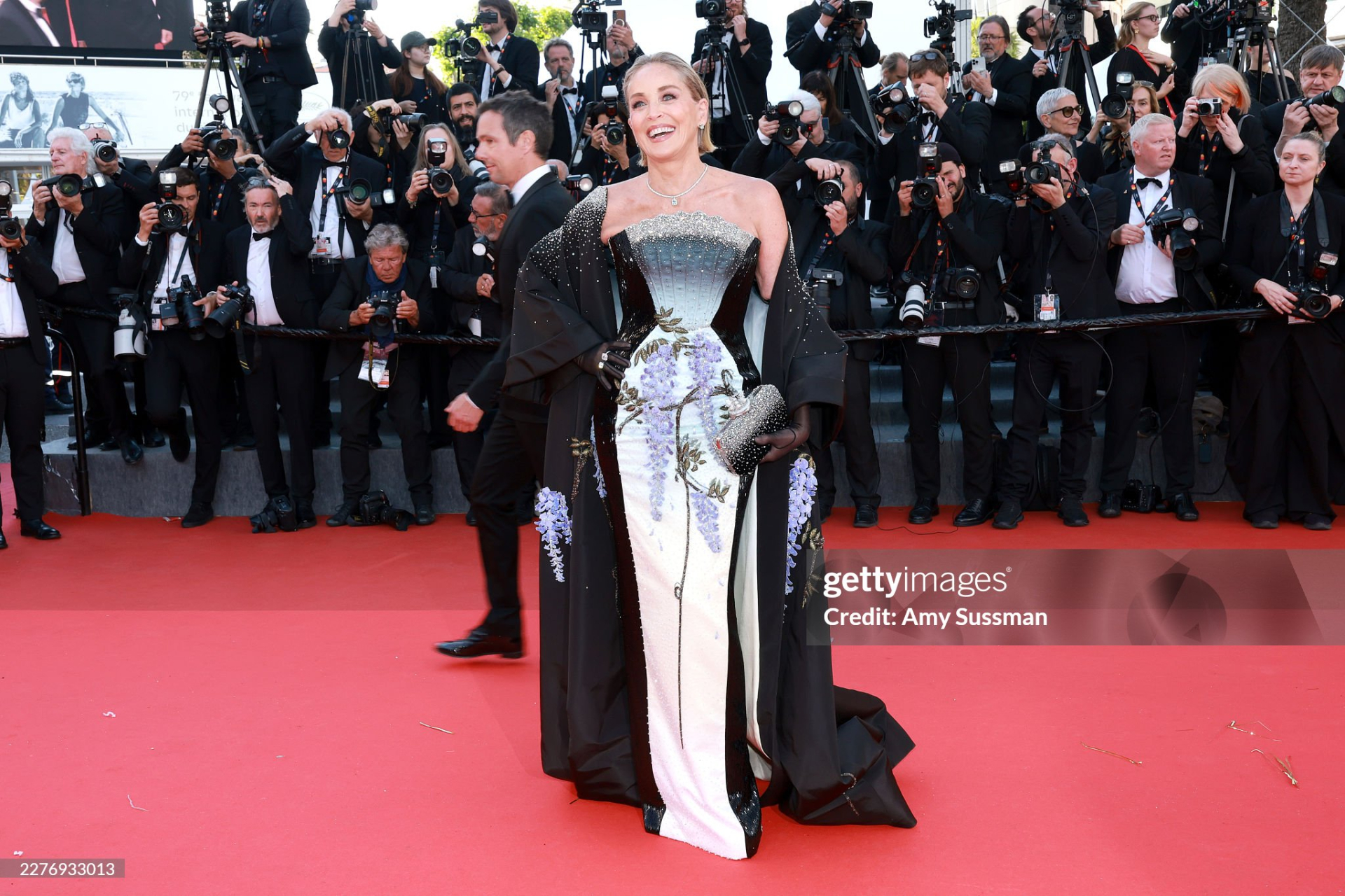LHP Cannes ngày 7: Vợ Ronaldo khoe body "ngồn ngộn", siêu mẫu Coco Rocha "thị phạm" tạo dáng ngay trên thảm đỏ- Ảnh 12.