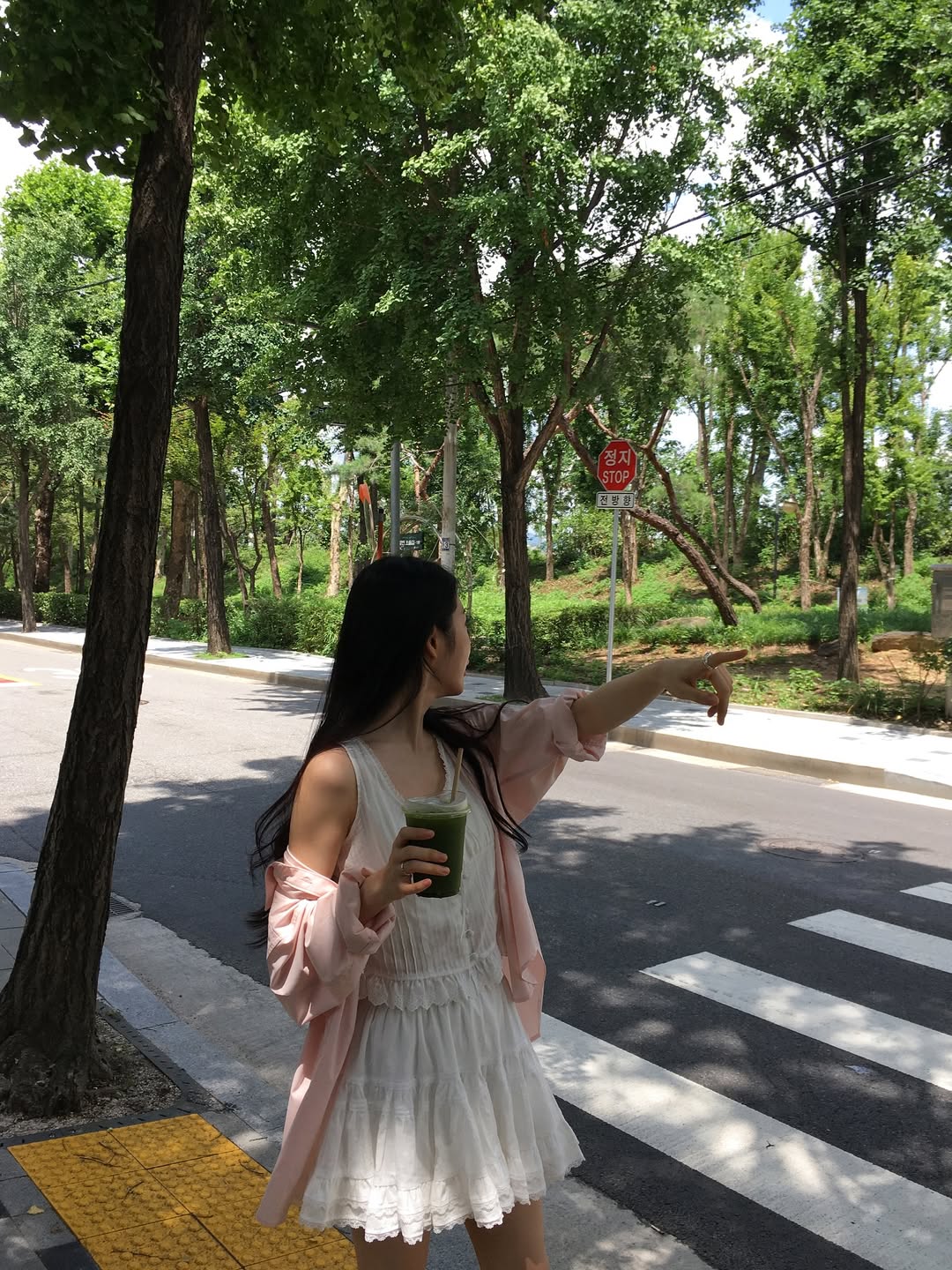 "Ác nữ" trên phim ngoài đời hiền như tiên nữ: Mặt xinh dáng xịn, mặc đẹp không trượt phát nào- Ảnh 11.