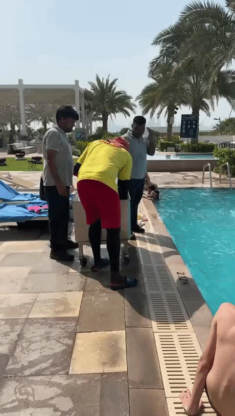 Nắng nóng đỉnh điểm: Resort Hội An thả khối đá khổng lồ xuống bể bơi để khách Tây giải nhiệt cấp tốc- Ảnh 4.