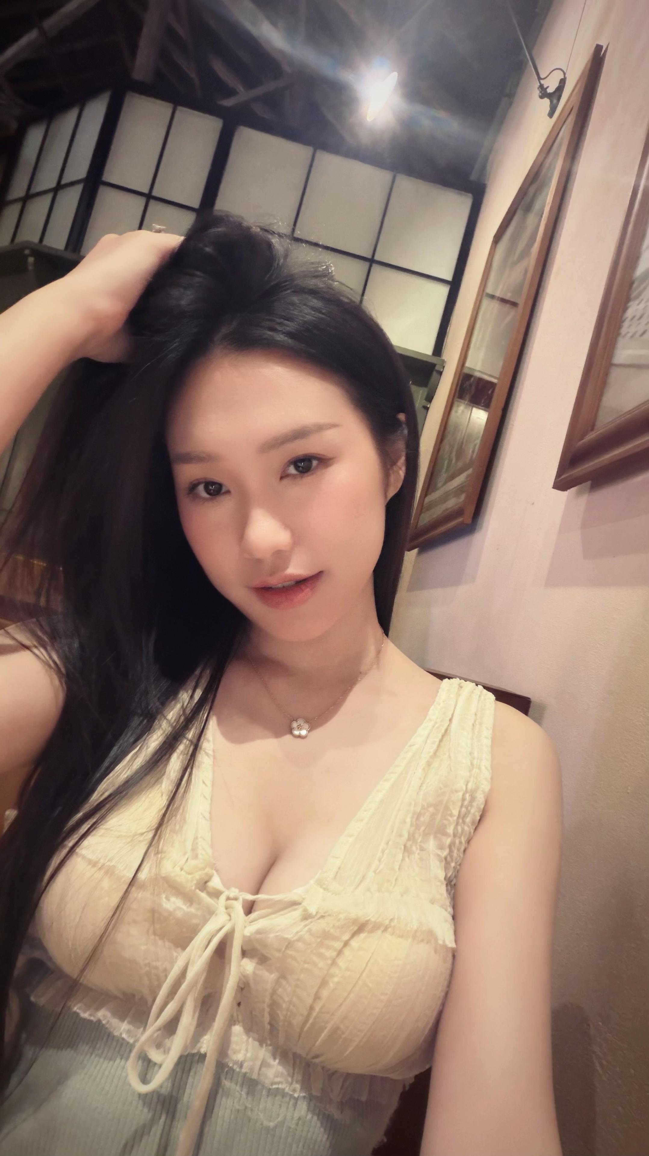 Bị chê style một màu nhàm chán, Doãn Hải My - vợ Văn Hậu tung loạt ảnh sexy khoe vòng một "ngồn ngộn" đốt mắt- Ảnh 2.
