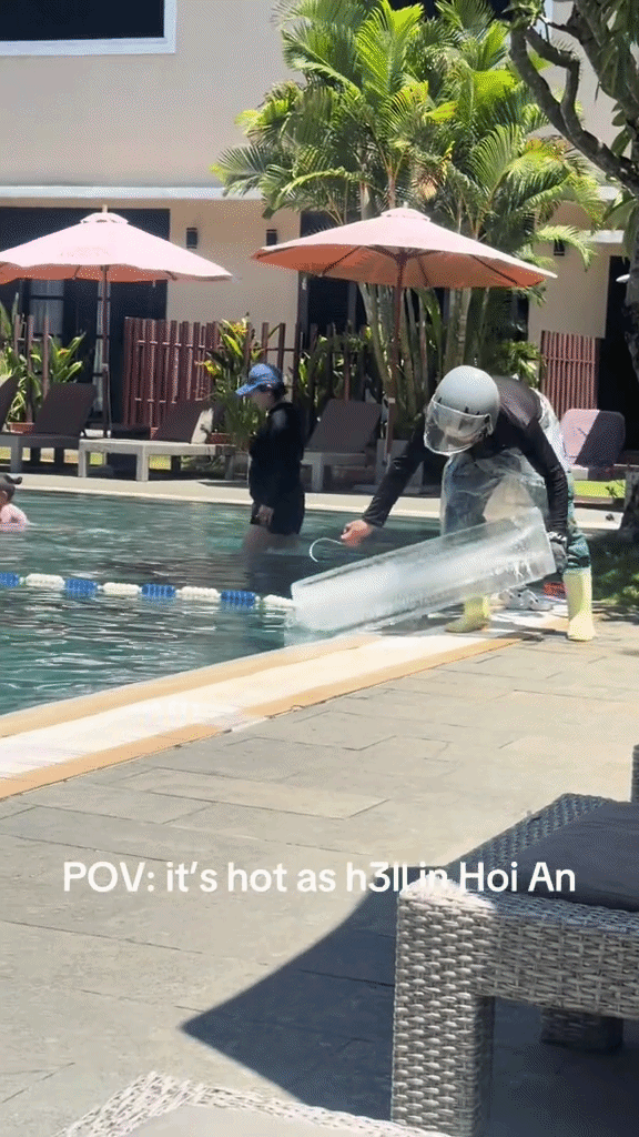 Nắng nóng đỉnh điểm: Resort Hội An thả khối đá khổng lồ xuống bể bơi để khách Tây giải nhiệt cấp tốc- Ảnh 1.