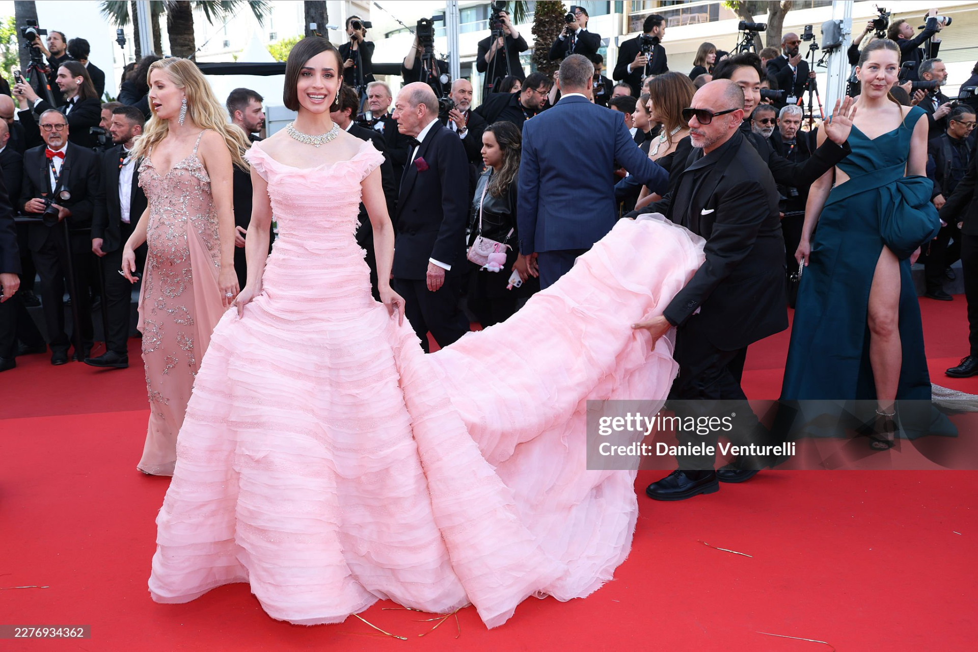 LHP Cannes ngày 7: Vợ Ronaldo khoe body "ngồn ngộn", siêu mẫu Coco Rocha "thị phạm" tạo dáng ngay trên thảm đỏ- Ảnh 29.