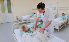 Tán sỏi qua da cho người đàn ông bị biến dạng cột sống 18 năm