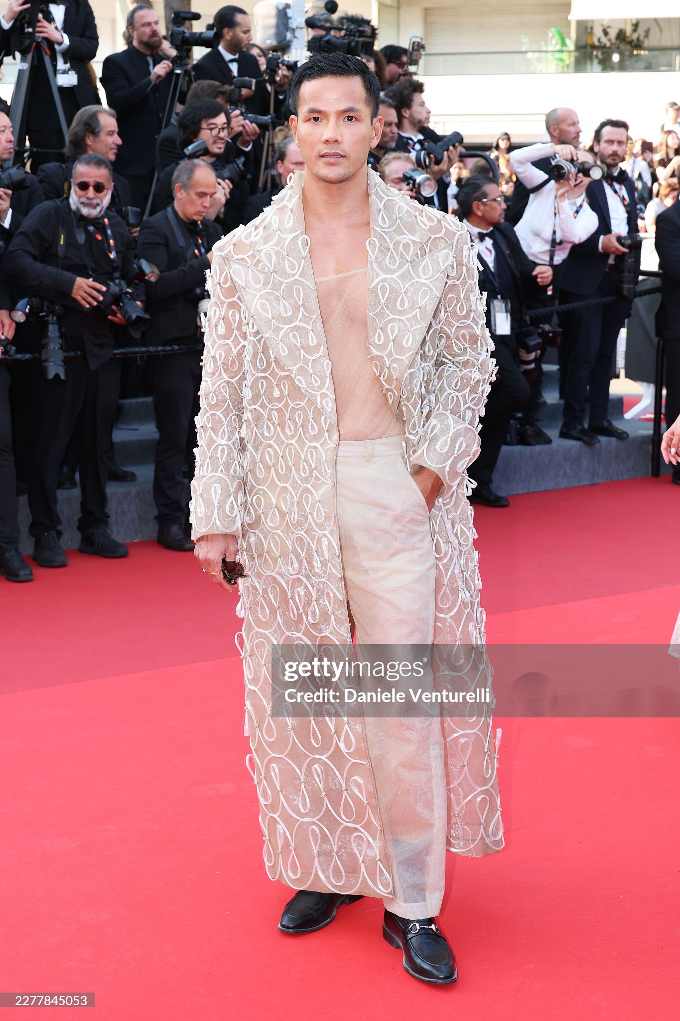 Thảm đỏ bế mạc Cannes 2026: "Thiên thần nội y" tóc hồng chiếm trọn spotlight, sao phim Avatar tình tứ hôn chồng- Ảnh 40.